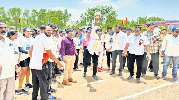 క్రీడలతో మానసికోల్లాసం : ఎమ్మెల్యే వీరేశం 