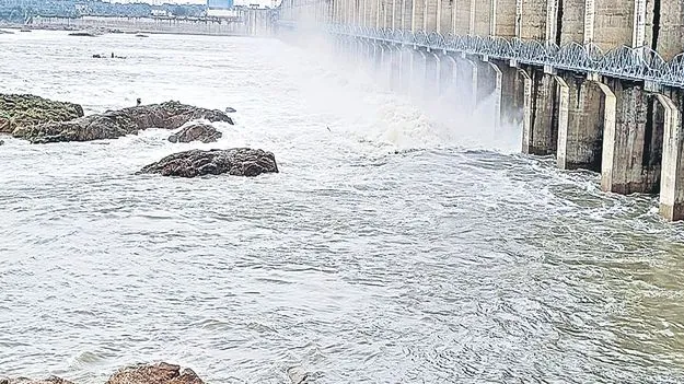 Floods: బిరబిరా కృష్ణమ్మ!