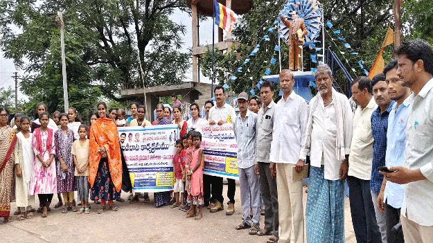 ప్రభుత్వ పాఠశాలల్లోనే పిల్లలను చేర్పించాలి