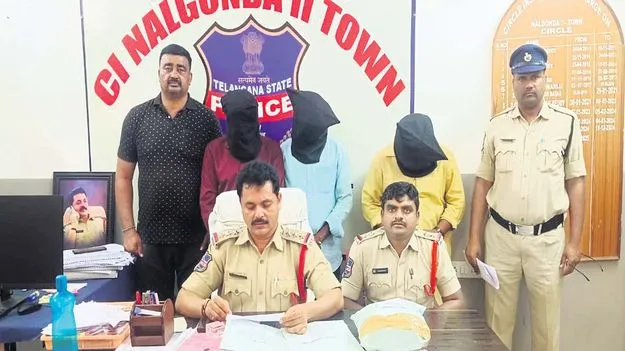 గంజాయి విక్రయిస్తున్న ముగ్గురి అరెస్టు