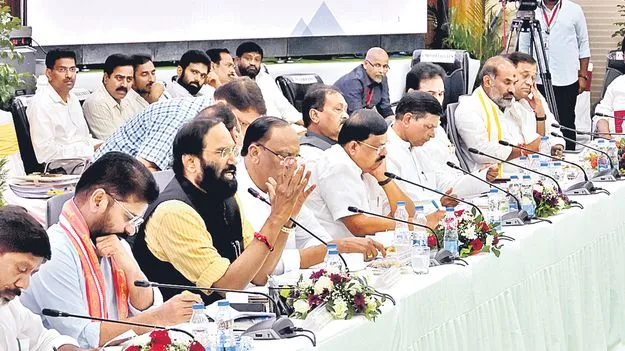 Uttam: ఊళ్లు కొట్టుకుపోతే బాధ్యులెవరు?