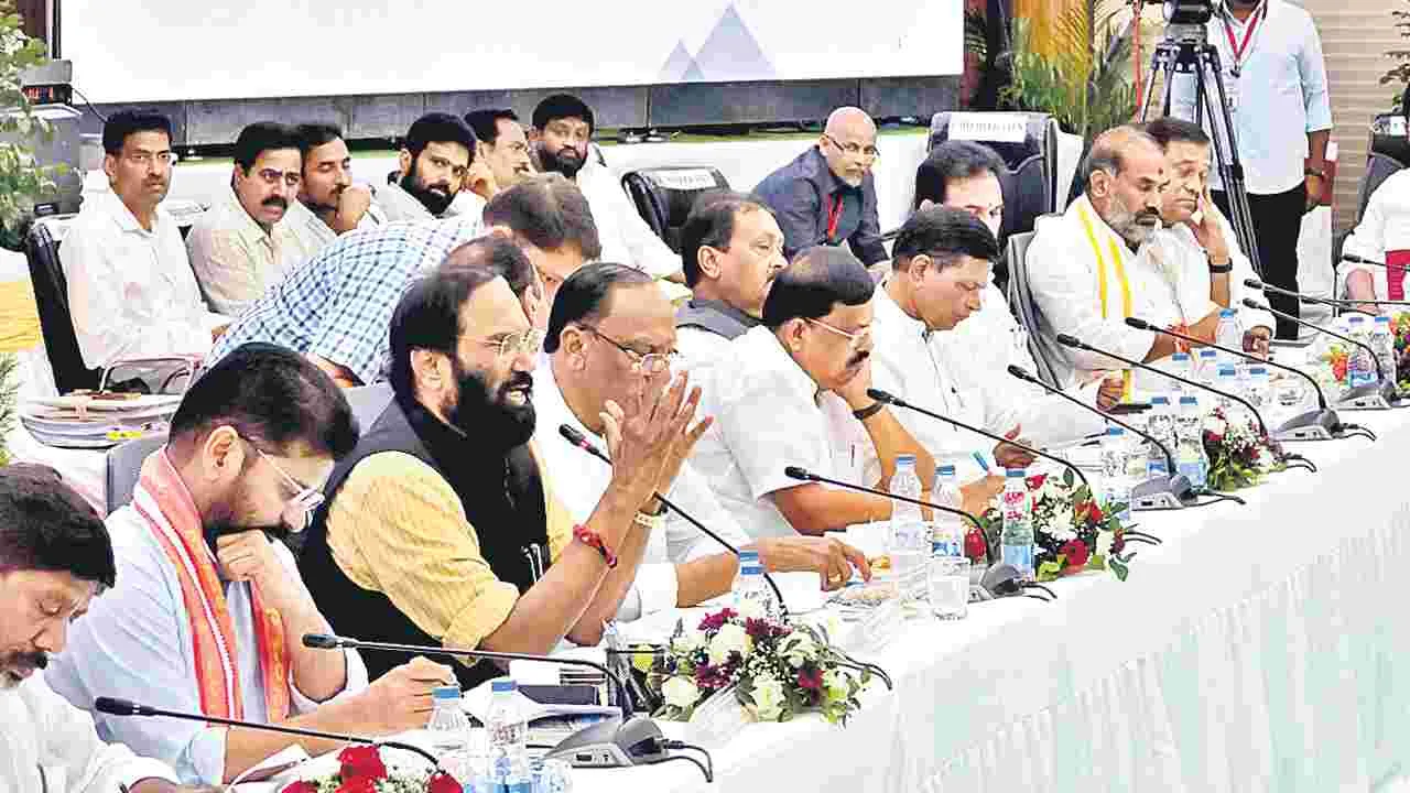 Uttam: ఊళ్లు కొట్టుకుపోతే బాధ్యులెవరు?