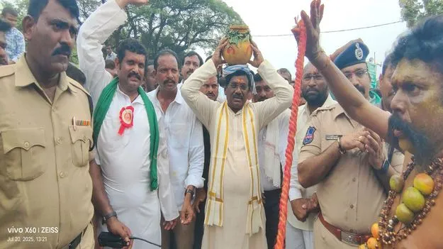 కిక్కిరిసిన గాంధారీ మైసమ్మ జాతర