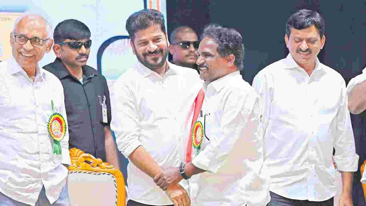 CM Revanth Reddy: ఓనమాలు రానోడూ జర్నలిస్టే!
