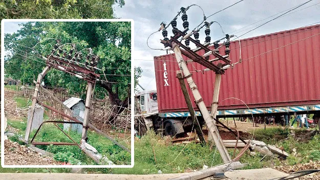 అదుపు తప్పి.. విద్యుత్‌ స్తంభాన్ని ఢీకొని