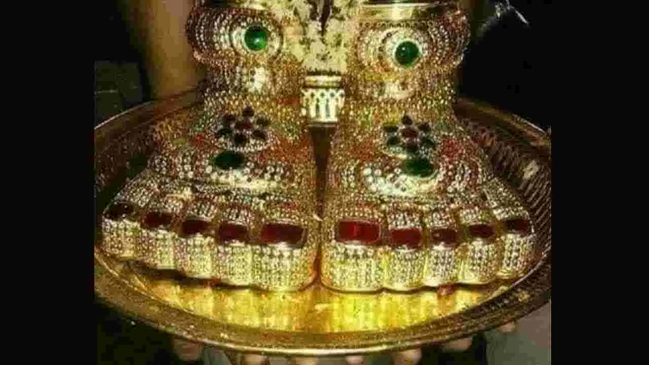 British Collector Devotion: పీటర్‌ పాదుకలు