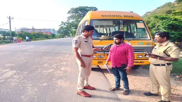 స్కూల్ బస్సు డ్రైవర్లకు డ్రంకెన్ డ్రైవ్ పరీక్షలు