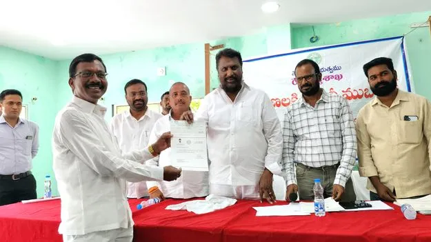 సంతోష్‌రావును బయటకు పంపేందుకే కేసీఆర్‌ కుటుంబ డ్రామా 