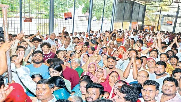 శ్రీశైలానికి పోటెత్తిన భక్తులు