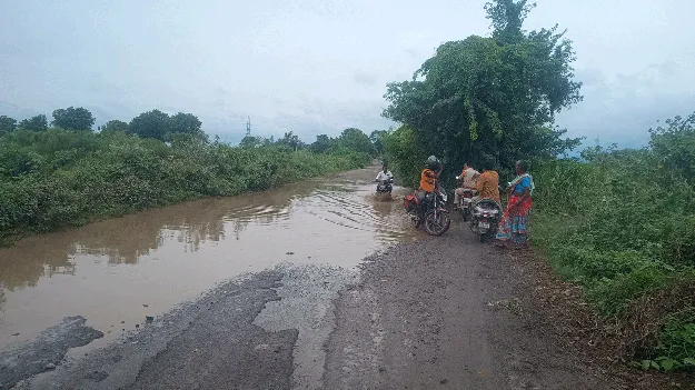 వర్షం వస్తే ఆ రోడ్డు అంతే..?