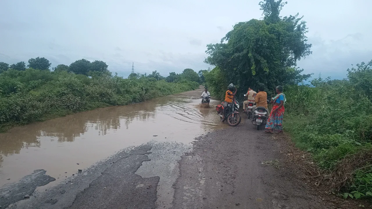 వర్షం వస్తే ఆ రోడ్డు అంతే..?