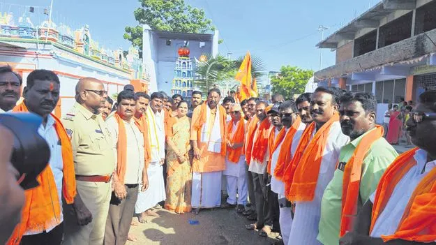 ఘనంగా విగ్రహాల ఊరేగింపు