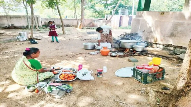 బిల్లులు ఇవ్వకుంటే.. మధ్యాహ్నం బంద్‌