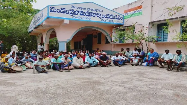 ఉపాధిహామీ కూలీల ధర్నా