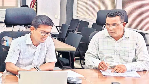 హౌసింగ్‌ అధికారులపై కలెక్టర్‌ సీరియస్‌