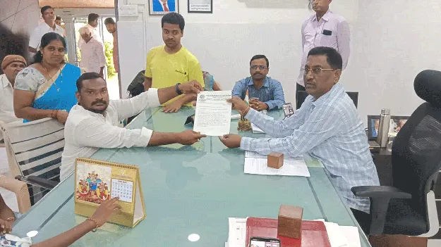 వృద్ధులు, దివ్యాంగులకు రేషన్‌ సక్రమంగా ఇవ్వాలి