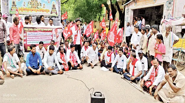  జానెడు స్థలం ఇవ్వలేరా?