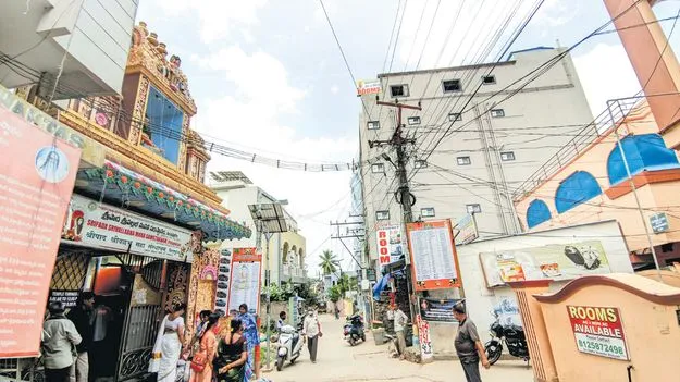 ఒక ఊరు..నూరు లాడ్జిలు!