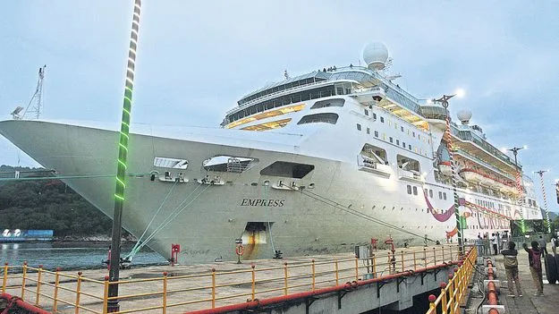 విహార నౌక ‘ఎంవీ ఎంప్రెస్‌’ రాక