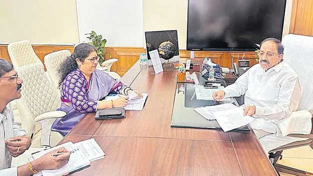 SHG Women: స్వయం సహాయక సంఘాల మహిళలకు దసరా చీర