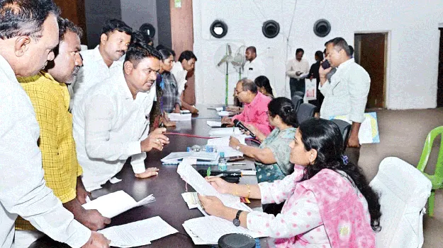 టెండర్లు పిలవడం విడ్డూరం 