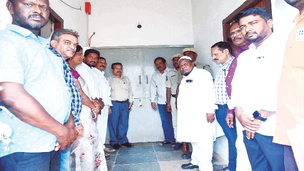 స్ట్రాంగ్‌రూమ్‌ వద్ద పటిష్ట భద్రత 