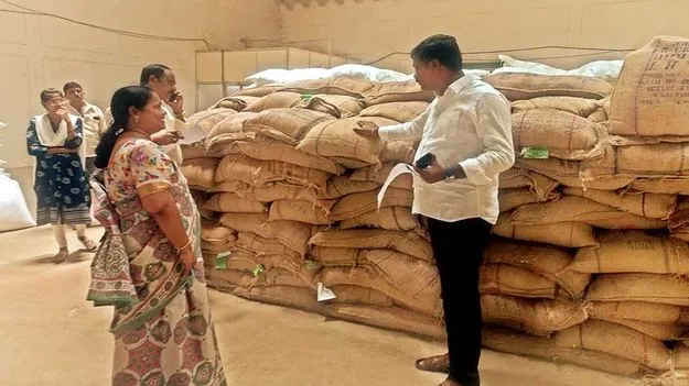 ఎండీయూ వాహనాల రద్దుతో బియ్యం అక్రమ రవాణాకు చెక్‌