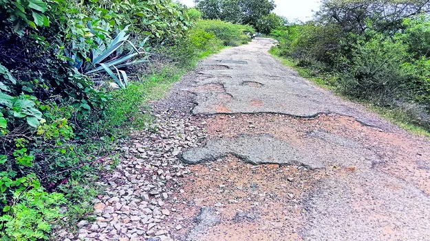 ROAD: ఈ రోడ్లకు మోక్షమెప్పుడో..?