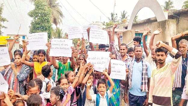 పాఠశాలను తరలించొద్దంటూ ధర్నా