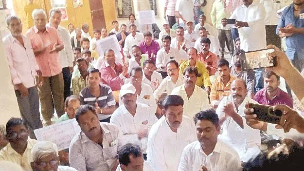 మున్సిపల్‌ కౌన్సిల్‌లో ఉద్రిక్తత