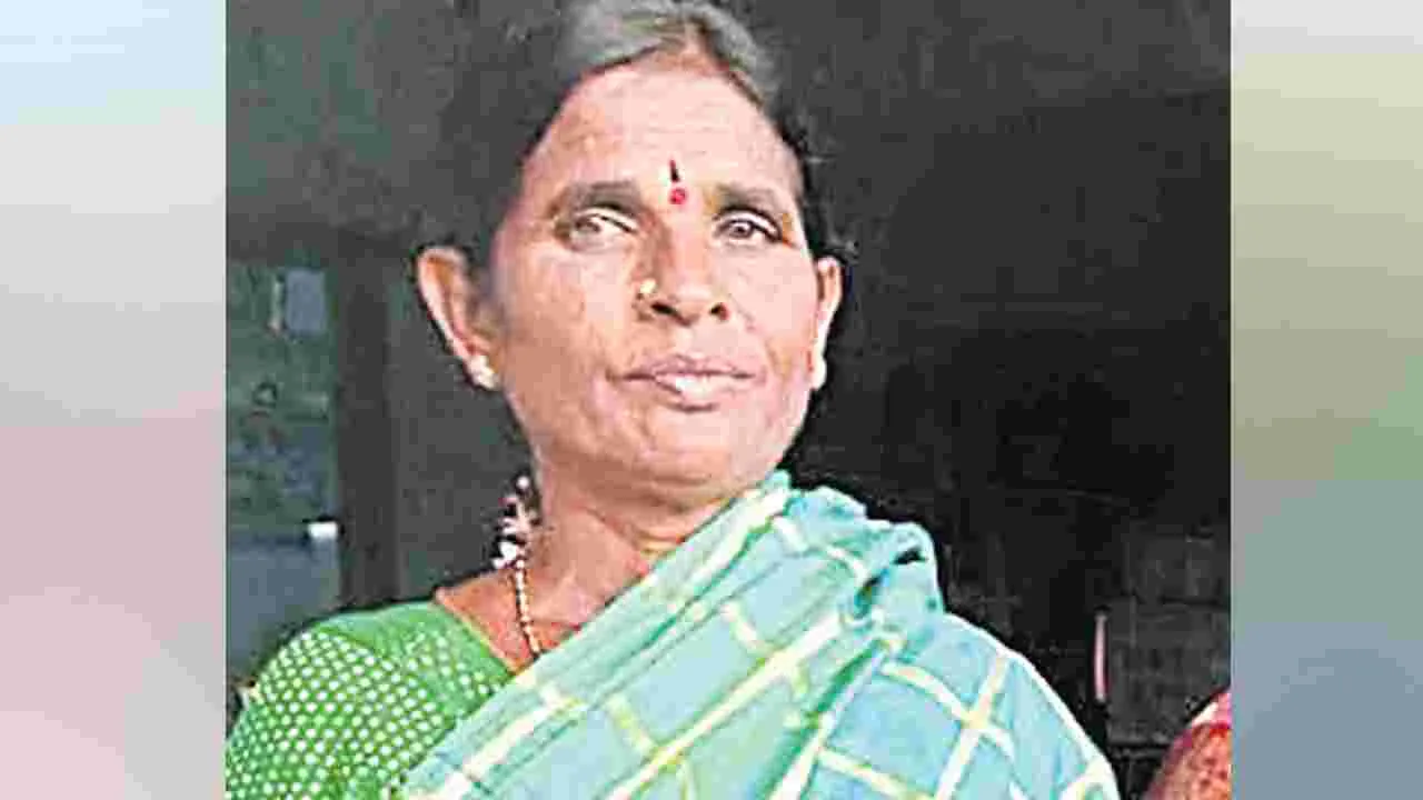 Warangal: బ్యాంకు ఖాతాలోని డబ్బులివ్వలేదని తల్లిపై పెట్రోల్‌ పోసి నిప్పు