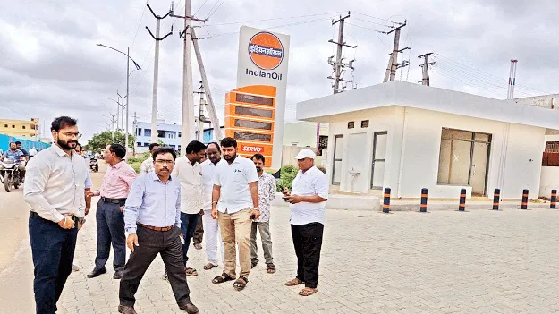 పెట్రోల్ బంకు పరిశీలన
