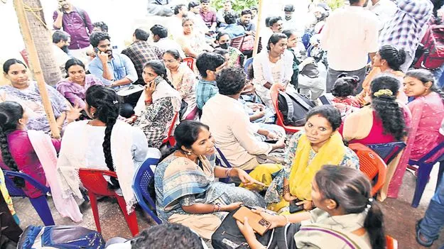 బదిలీల్లో సచివాలయ సిబ్బంది పైరవీలు