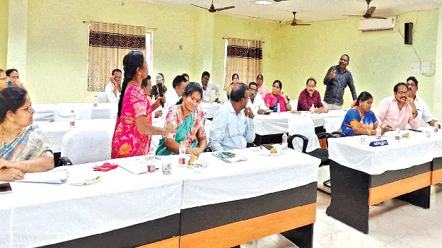 పోర్టికోలో కుర్చీల తొలగింపుపై రగడ 