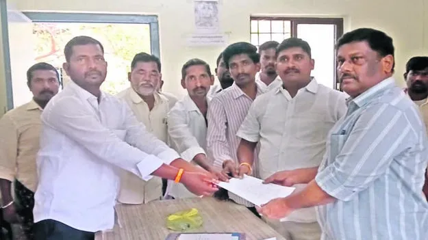 FARMERS: పొలాల్లోకి వెళ్లకుండా కంచె ఏర్పాటు