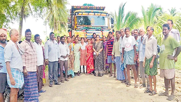 ఇసుక లారీలతో భయాందోళన చెందుతున్నాం