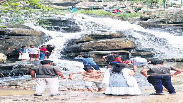 కొత్తపల్లి జలపాతంలో పర్యాటకుల సందడి