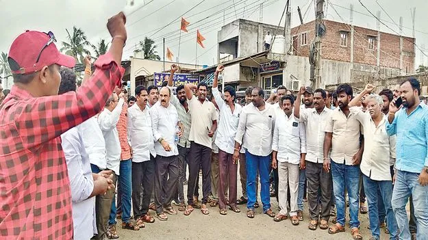 ఎమ్మెల్యేపై అసత్య కథనాలు.. బెదిరింపులు