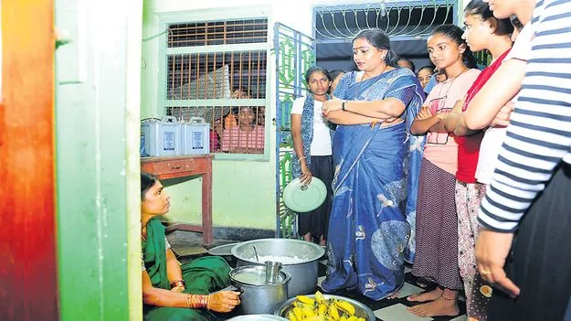 హాస్టల్‌ నిర్వహణపై ఆగ్రహం