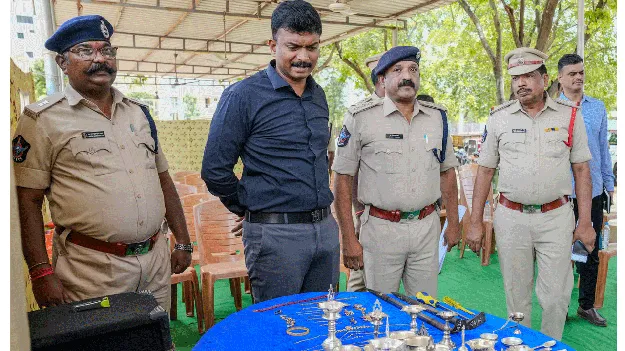 నలుగురు దొంగల ముఠా అరెస్టు