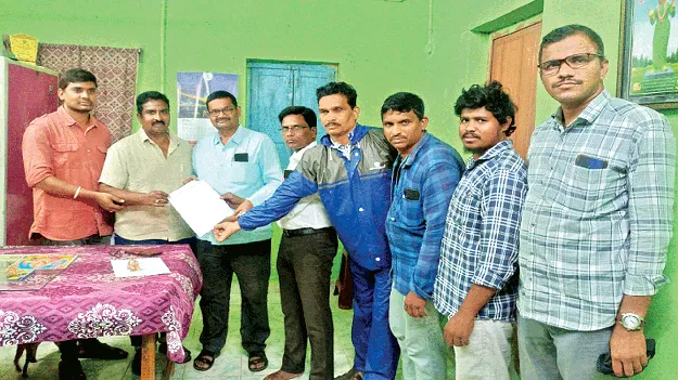 కార్యదర్శులకు పనిభారం తగ్గించాలి