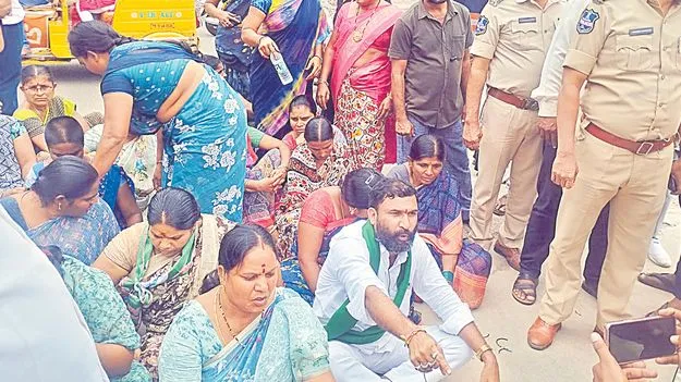 Hyderabad: సివిల్‌ వివాదంలో జోక్యం చేసుకోవద్దన్నందుకు పీఎస్‌లో గిరిజన మహిళా నేత నిర్బంధం