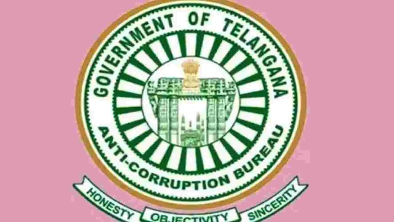 ఏసీబీకి పట్టుబడ్డ ముగ్గురు ప్రభుత్వ ఉద్యోగులు