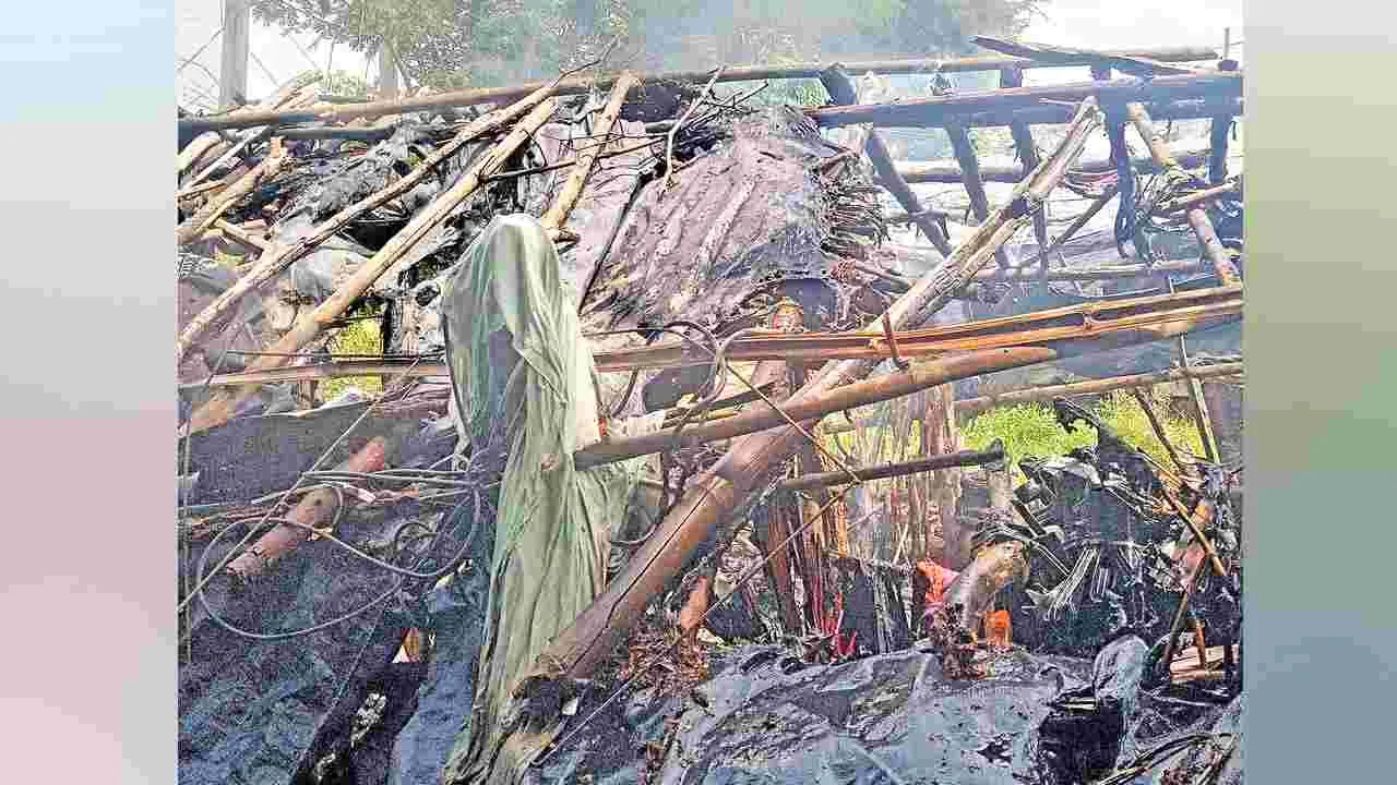 Domestic Violence: మద్యానికి డబ్బులు ఇవ్వలేదని వృద్ధురాలి గుడిసెకు నిప్పు