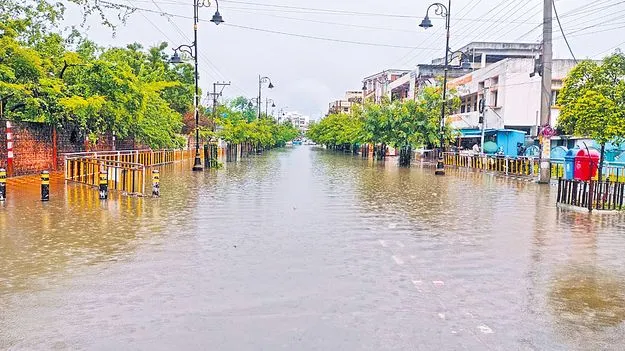 Heavy Rainfall: దంచి కొడుతున్న వానలు!