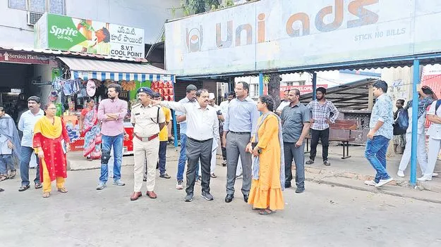 ద్వారకా బస్‌స్టేషన్‌లో కలెక్టర్‌ తనిఖీలు