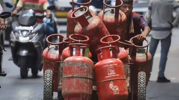 Commercial LPG Price: వాణిజ్య గ్యాస్‌ సిలిండర్‌ ధర రూ.24 తగ్గింపు