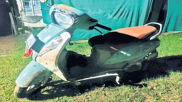 కత్తులతో బెదిరించి దోపిడీ
