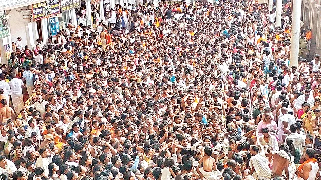 మంత్రాలయంలో భక్తుల రద్దీ 