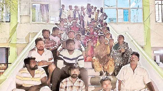 పోలీస్‌స్టేషన ముందు బైఠాయింపు 